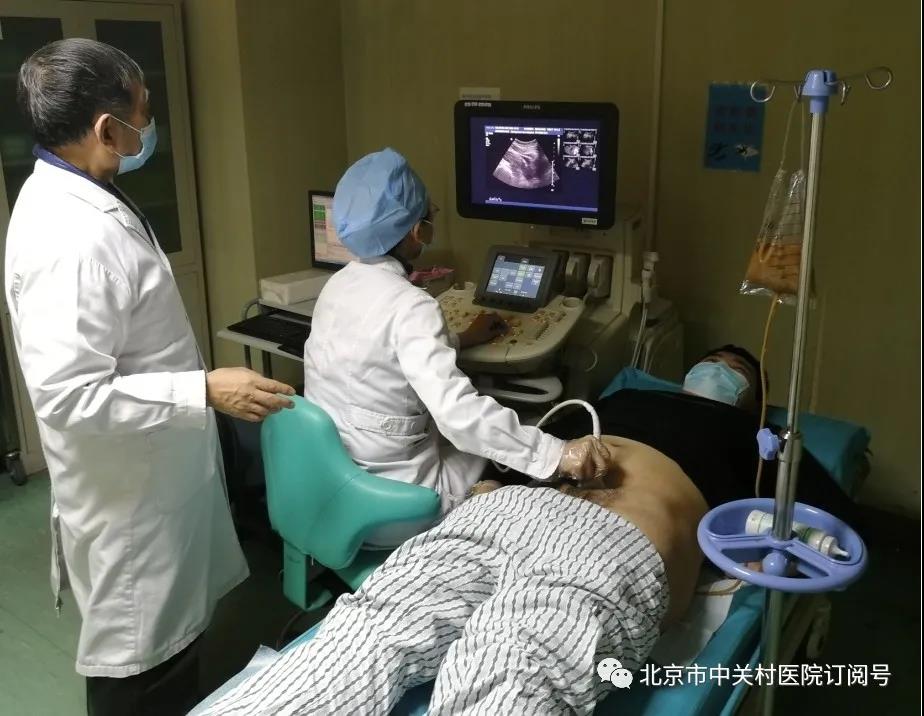 张凤秀主任正在给患者进行肠超声造影检查